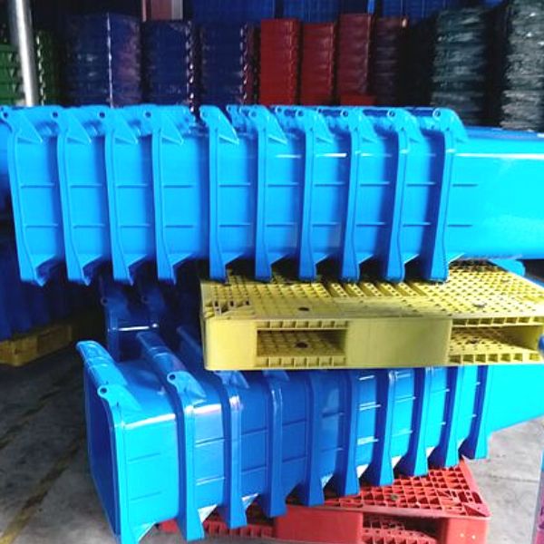 Kiểm tra chất lượng thùng rác HDPE 120 lít màu xanh dương trước khi giao cho khách tại Bình Định