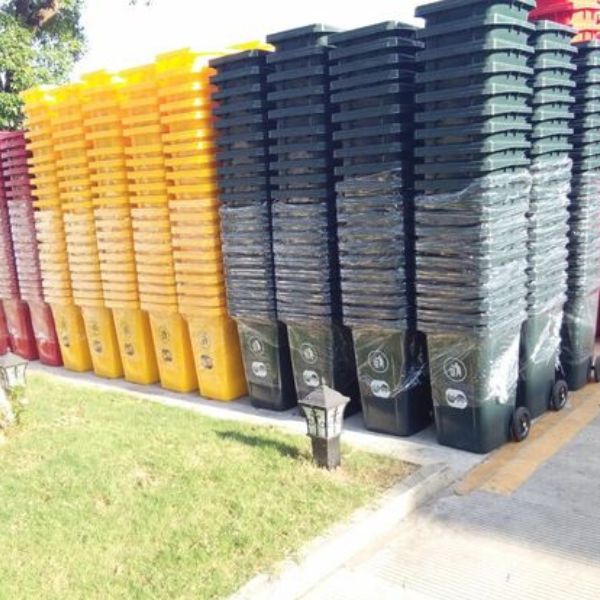 Khu vực để thùng rác nhựa HDPE chờ xuất cho khách tại Quảng Bình