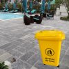 Thùng rác nhựa HDPE 60l màu vàng được bố trí ở nhiều khu vực ngoài trời